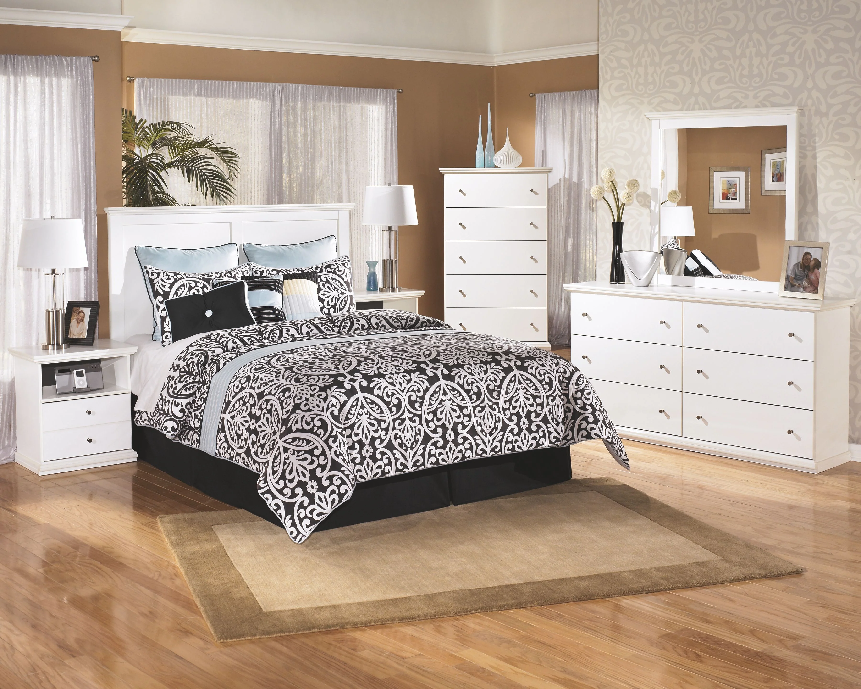 Bostwick Shoals - Five Drawer Chest - White - Image 4