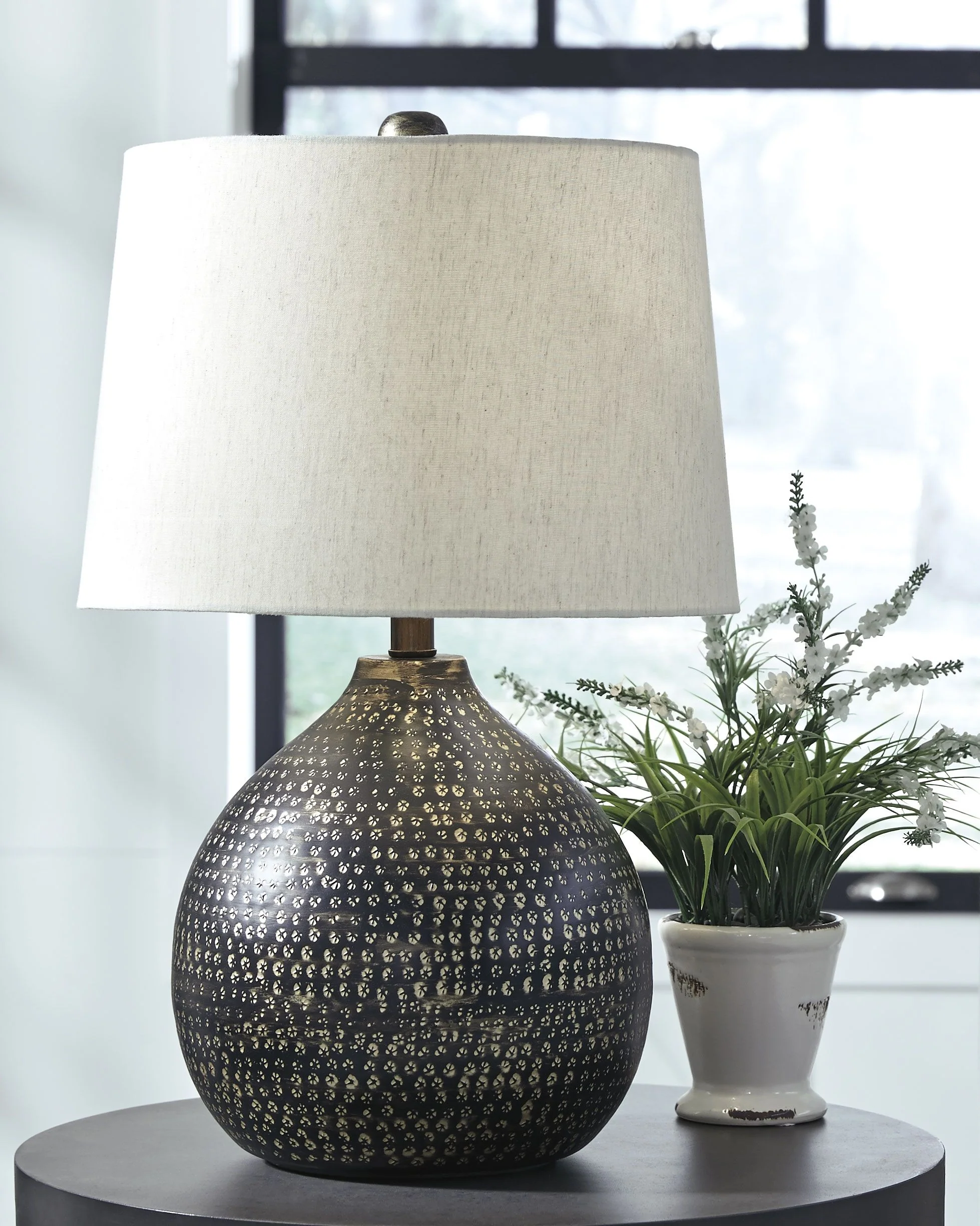 Maire - Metal Table Lamp  - Black / Gold Finish - Image 3